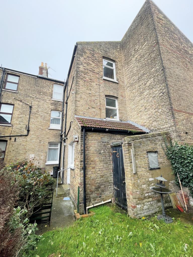Lot: 20 - FREEHOLD BLOCK OF THREE FLATS FOR INVESTMENT - Rear of property with garden